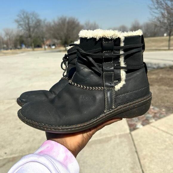 UGG Australia Cove Black‎ Fuzzy Lined Leather Ankle Boots Women’s Size 9 - Picture 3 of 15